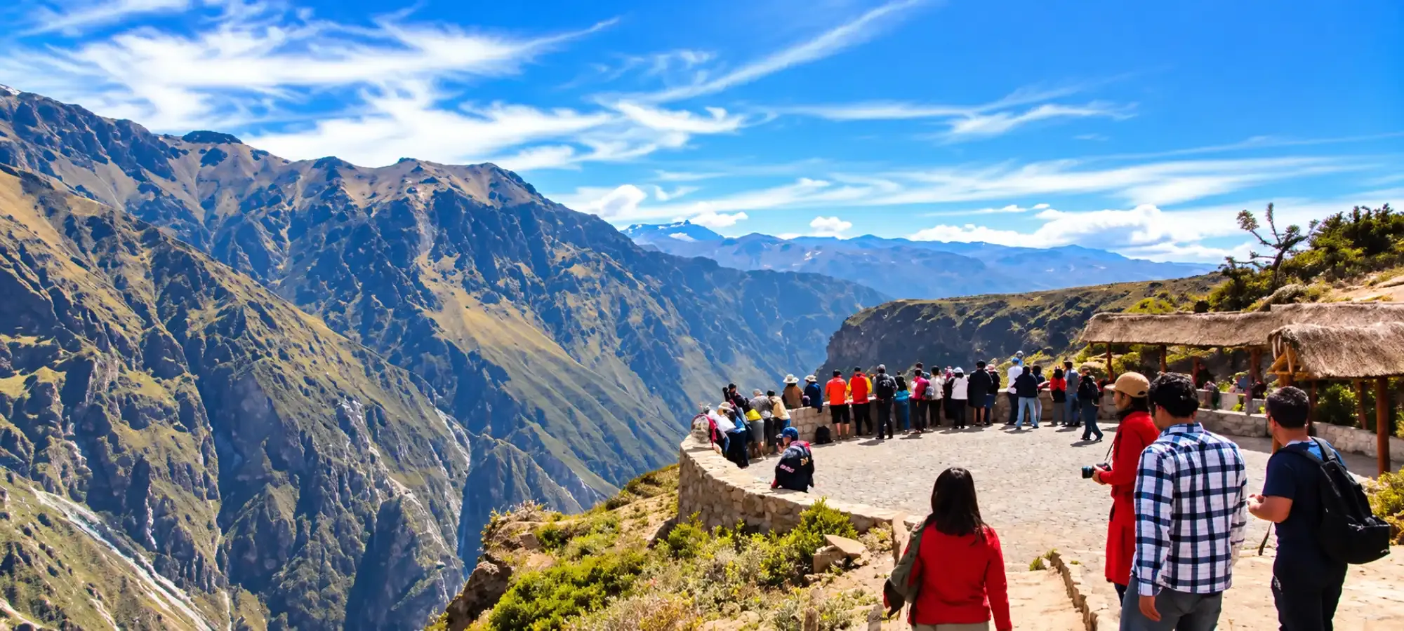 Turistas reunidos en el Mirador Cruz del Cóndor contemplan el Cañón del Colca