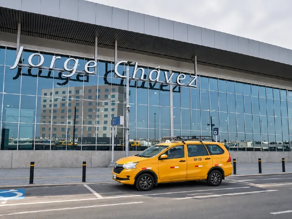 Taxi amarillo frente a la fachada del Aeropuerto Jorge Chávez de Lima