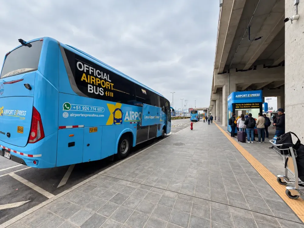Bus oficial Airport Express Lima en el paradero de la terminal aérea