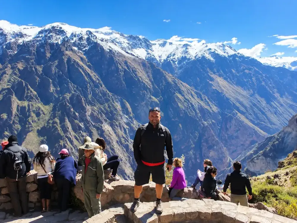 Viajero posa en el Mirador Cruz del Cóndor frente al Cañón del Colca nevado