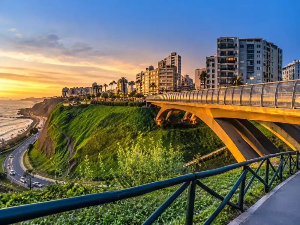 Atardecer dorado en el puente Villena Rey y los acantilados de Miraflores.