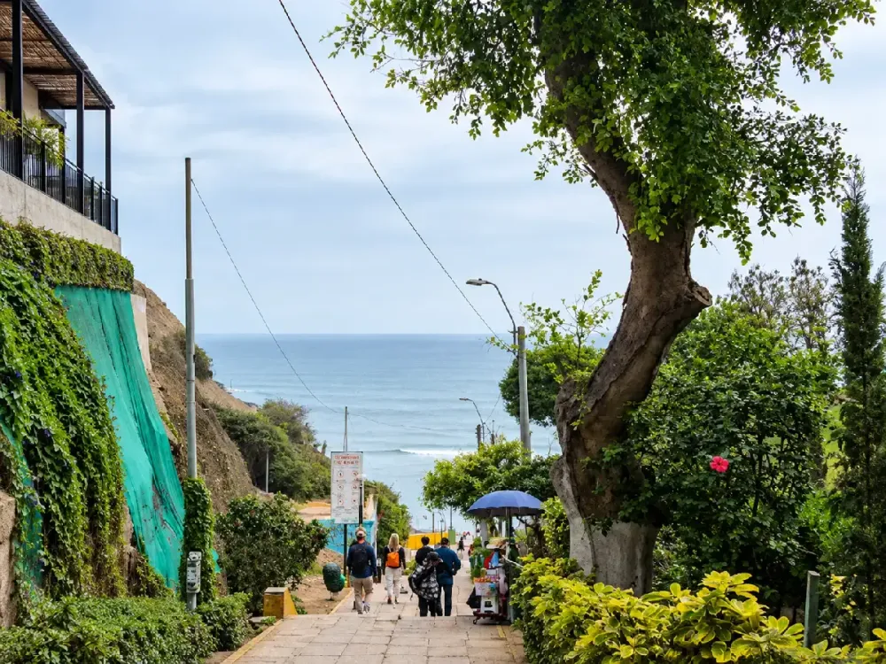 Turistas descendiendo por el paseo peatonal de la Bajada de Baños hacia el mar en Barranco.