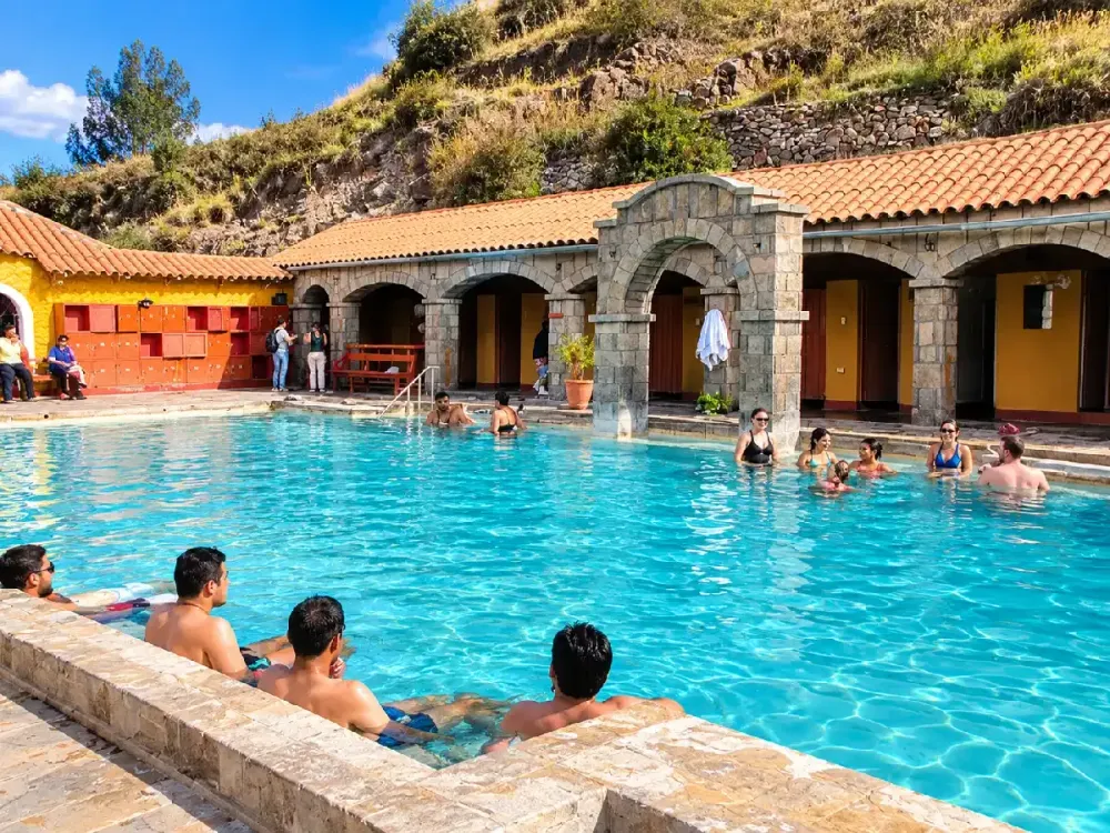 Turistas se relajan en las piscinas de los Baños Termales La Calera en Chivay