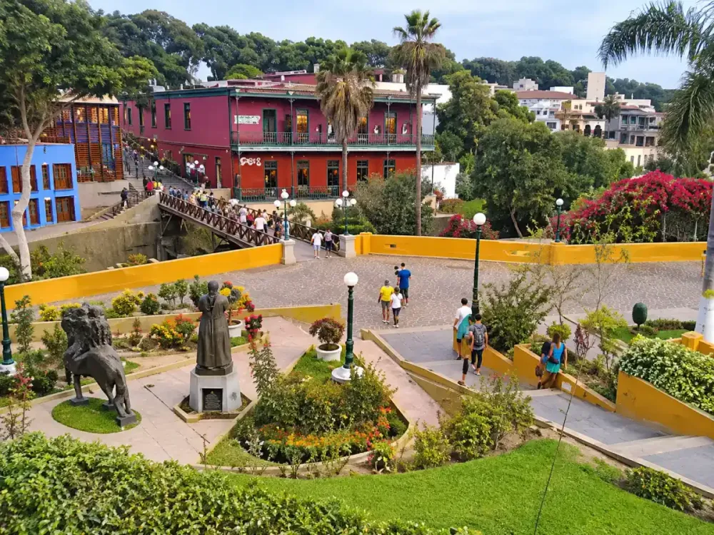 Vista panorámica del Puente de los Suspiros y la Plazuela Chabuca Granda en Barranco.