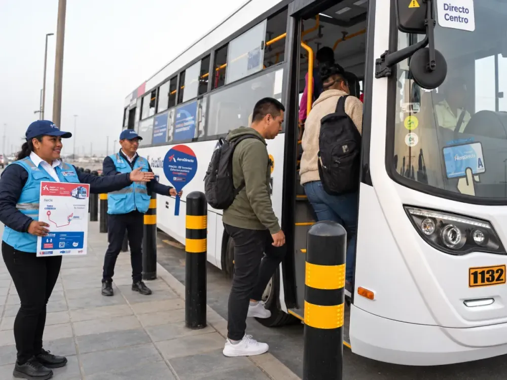 Pasajeros subiendo al bus AeroDirecto guiados por personal en el aeropuerto