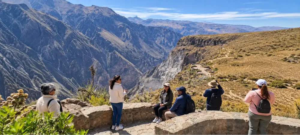 Un grupo de turistas contempla el imponente Cañón del Colca desde un mirador