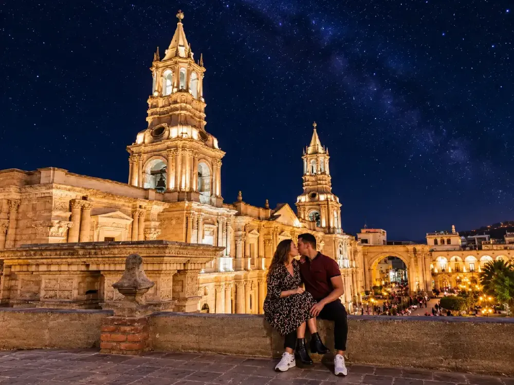 Pareja se besa junto a la Catedral de Arequipa bajo la Vía Láctea de noche