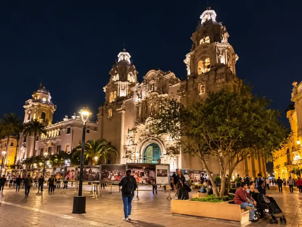 Fachada barroca iluminada de la Basílica Catedral de Lima por la noche