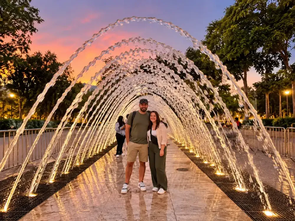 Turistas disfrutando del famoso túnel de agua en el Circuito Mágico del Agua del Parque de la Reserva en Lima, Perú.