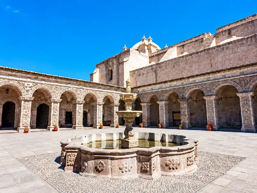 Gran fuente de piedra en el patio de los Claustros de la Compañía de Arequipa