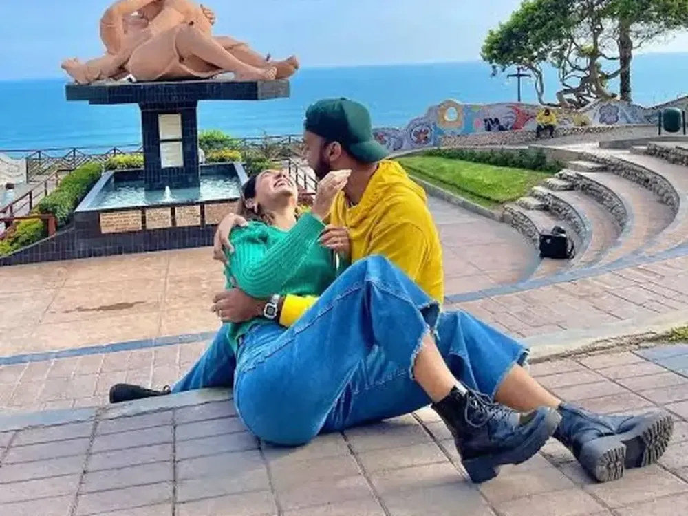 Pareja abrazada en el Parque del Amor de Miraflores frente a la escultura El Beso.
