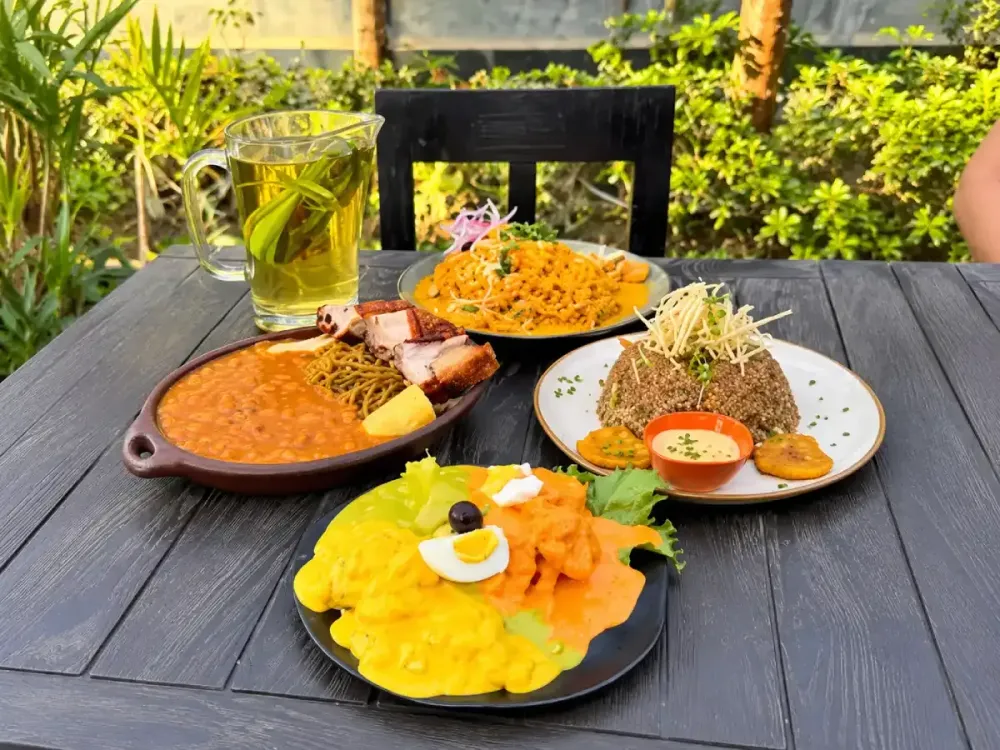  Platos típicos de la gastronomía peruana servidos en una mesa al aire libre.