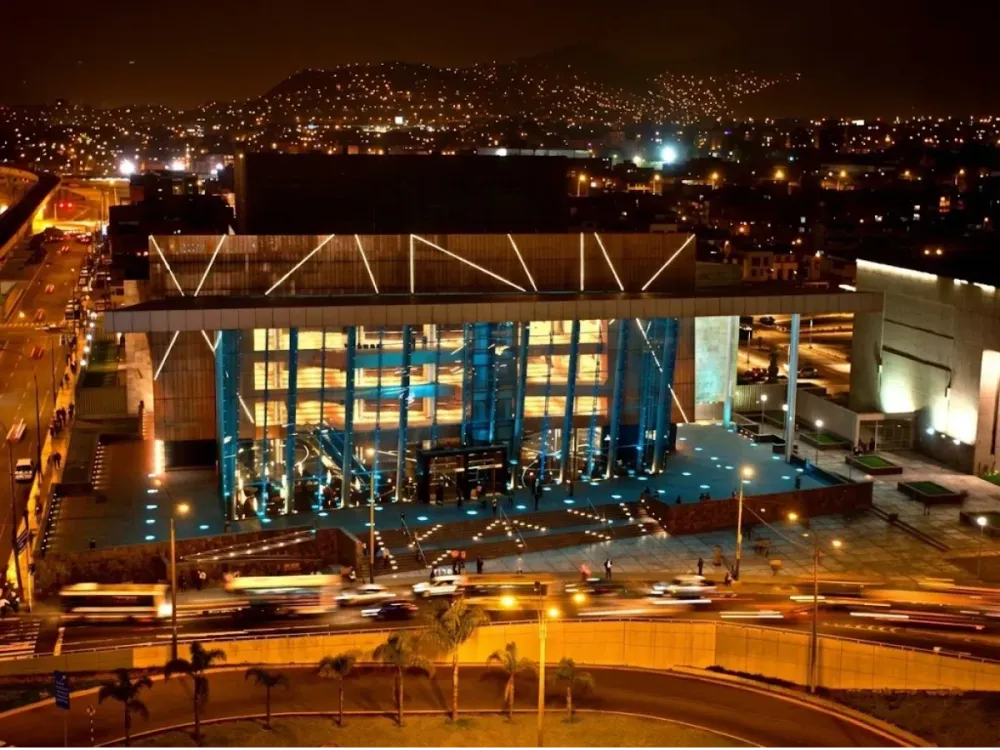 Vista aérea nocturna del Gran Teatro Nacional del Perú iluminado en Lima