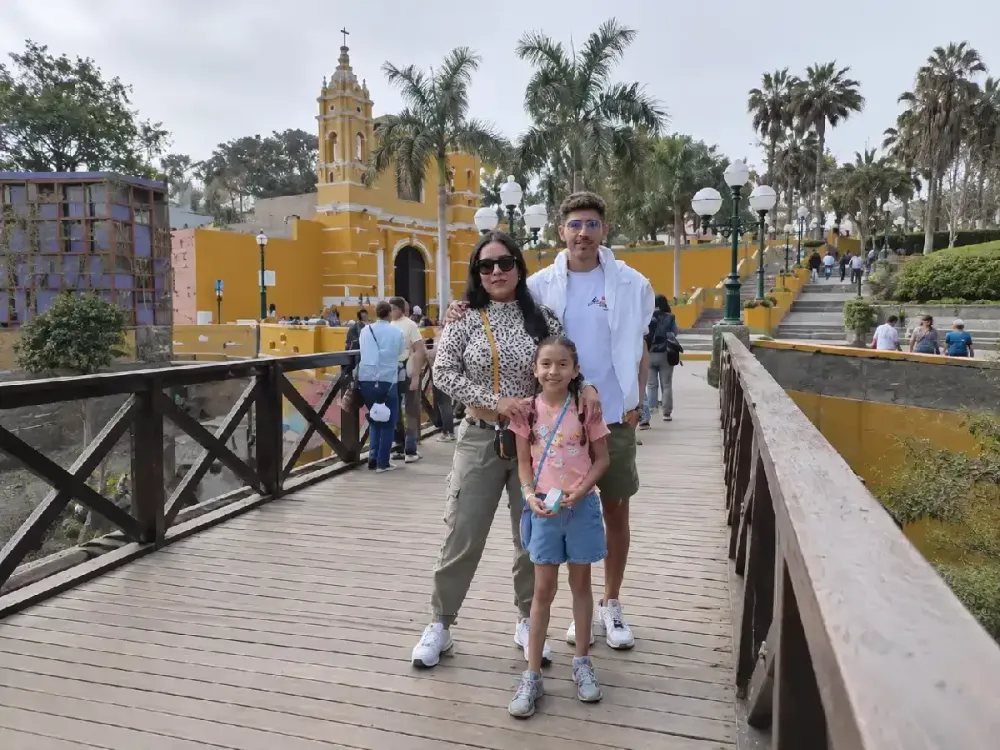 Familia posando sobre el Puente de los Suspiros en Barranco.