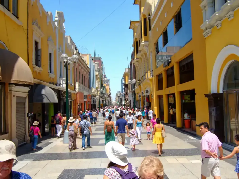 Multitud de personas paseando por la concurrida calle peatonal Jirón de la Unión.