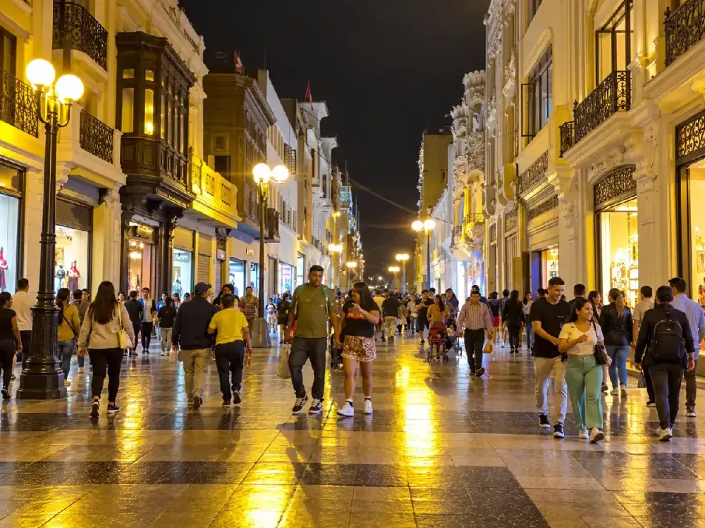 Multitud paseando de noche por el iluminado Jirón de la Unión en Lima.