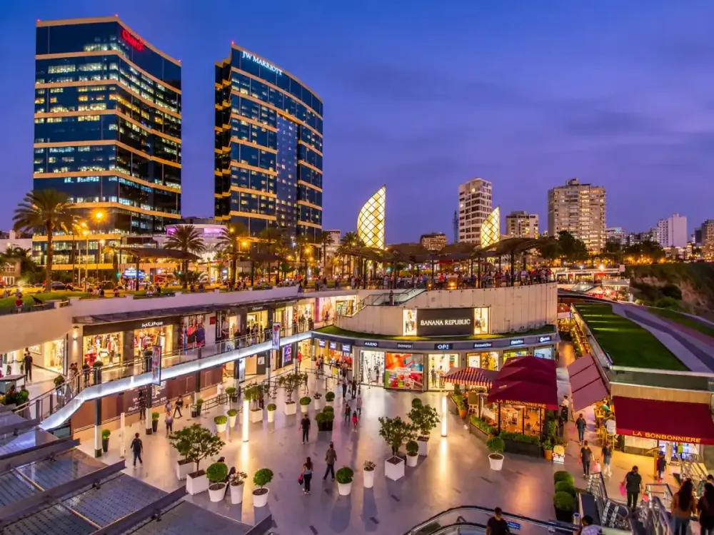 Larcomar Miraflores noche.webp