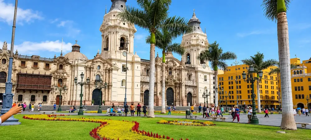 Vista de la imponente fachada de la Basílica Catedral de Lima desde la Plaza Mayor.