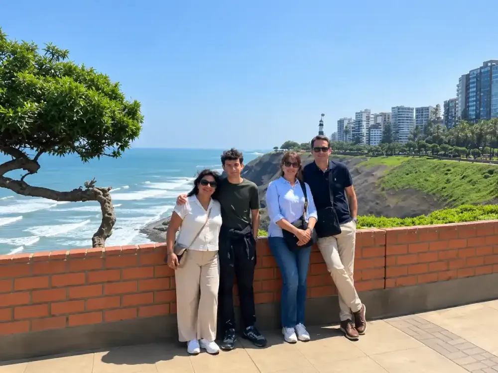 Familia posando en el Malecón de Miraflores con el mar y acantilados de fondo
