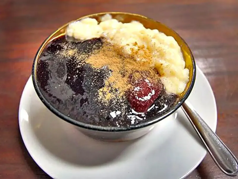 Combinado clásico de mazamorra morada y arroz con leche con canela molida.