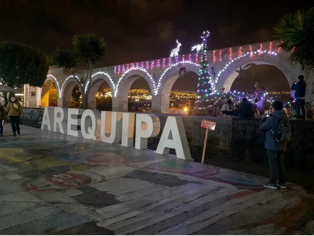 Letrero de Arequipa y arcos de Yanahuara decorados con luces navideñas de noche