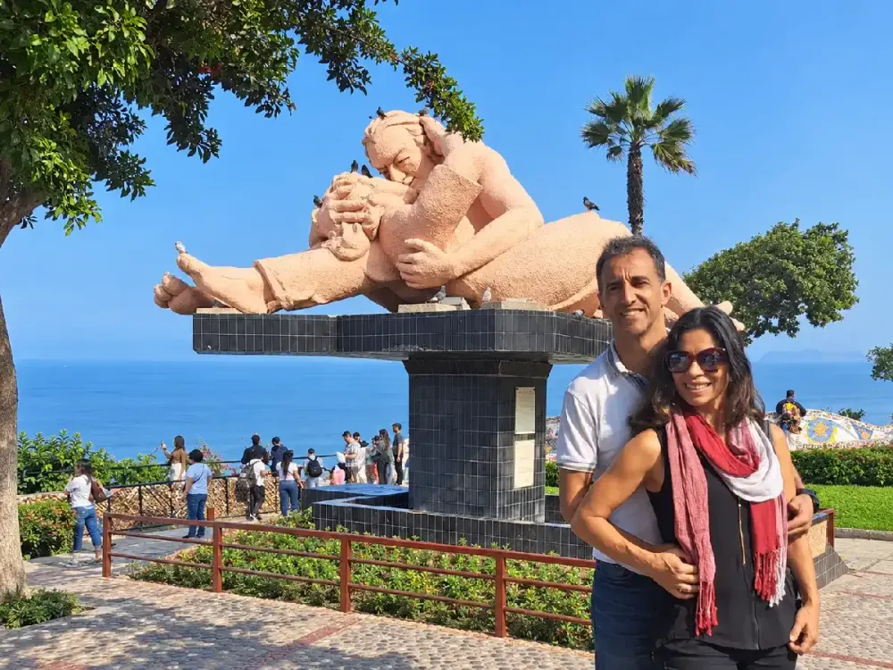 Pareja en Parque del Amor de Miraflores con escultura El Beso de fondo.