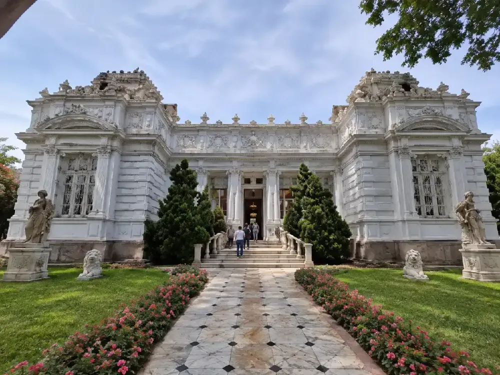 Fachada principal y jardines del Museo Pedro de Osma en Barranco.