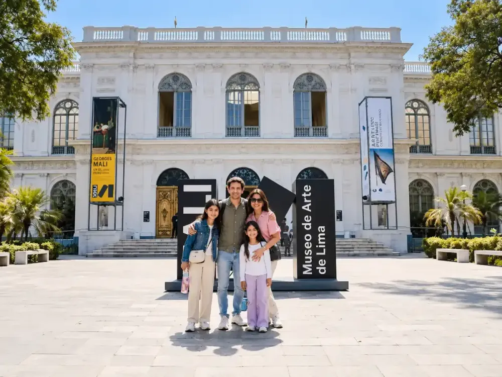 Familia posando sonriente frente a las letras del Museo de Arte de Lima (MALI).