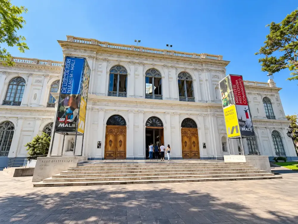 Visitantes ingresando por las escaleras principales al Palacio de la Exposición, sede del MALI.