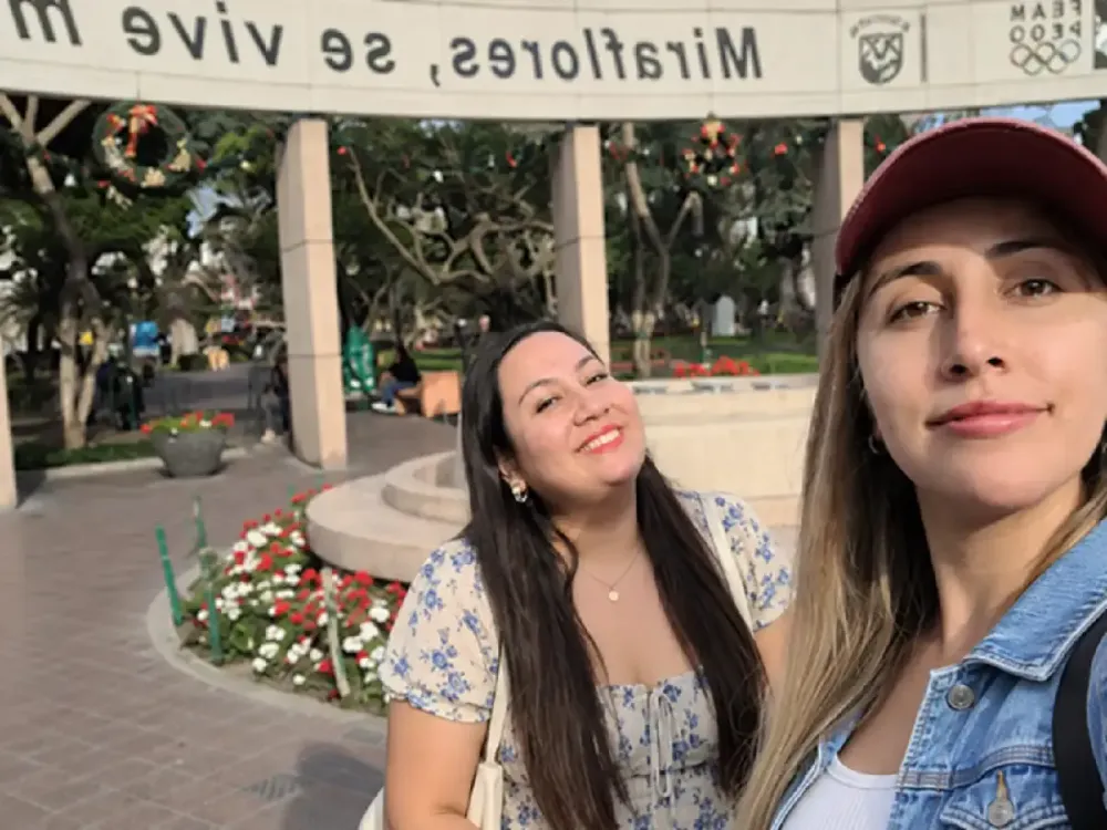 Dos amigas tomándose una selfie en el Parque Kennedy de Miraflores.