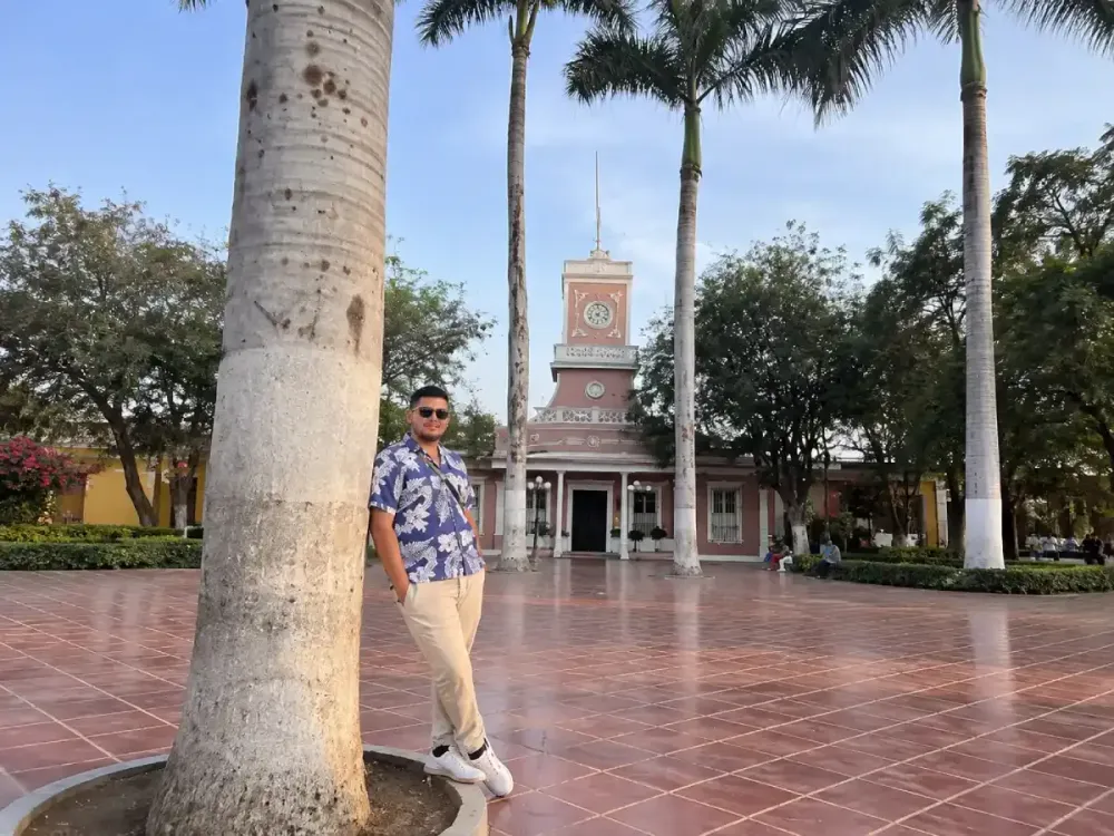 Hombre posando junto a una palmera en el Parque Municipal de Barranco.