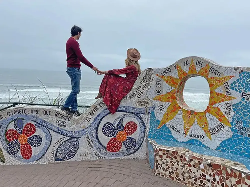 Pareja en mosaicos del Parque del Amor en Miraflores frente al mar de Lima.