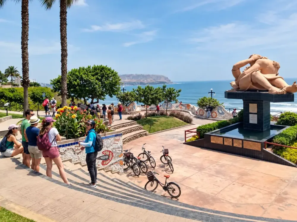 Guía turística explicando a un grupo en el Parque del Amor de Miraflores.