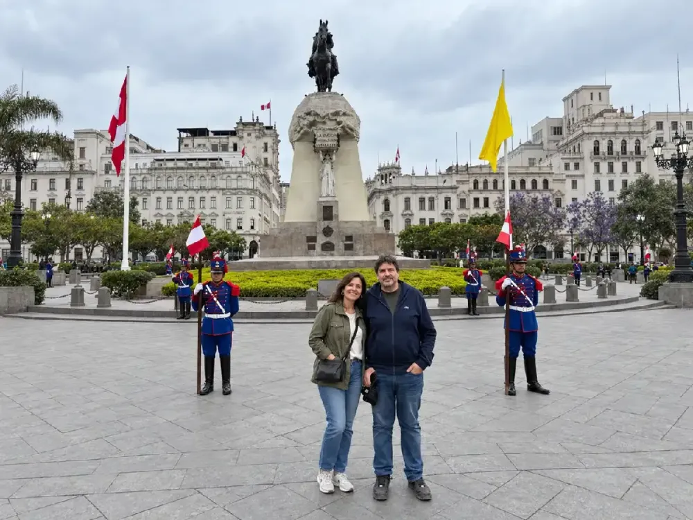Pareja posa en la Plaza San Martín de Lima junto a guardias oficiales