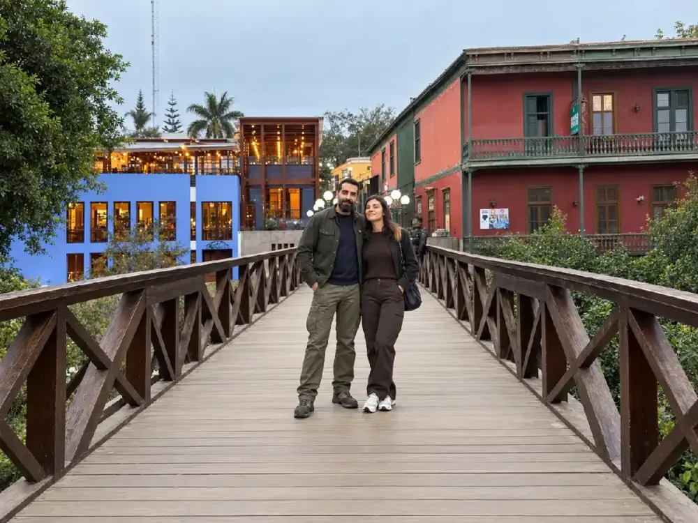 Pareja de turistas visitando el famoso Puente de los Suspiros en el barrio bohemio de Barranco, Lima, Perú.