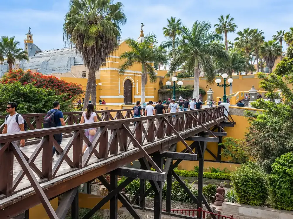 Personas cruzando el histórico Puente de los Suspiros en el distrito de Barranco.