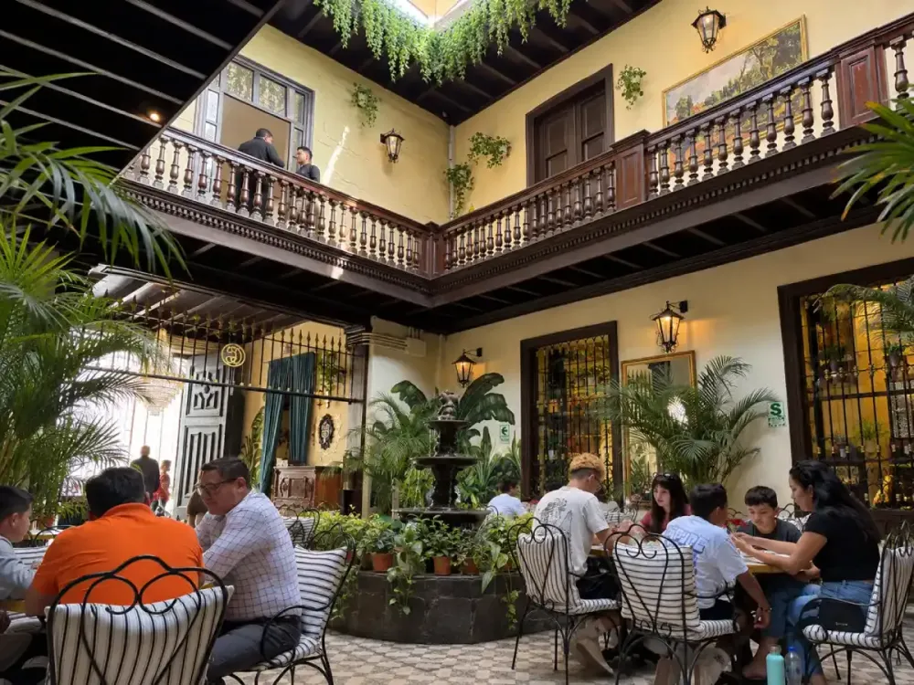 Comensales en el patio colonial de un tradicional restaurante de Lima.