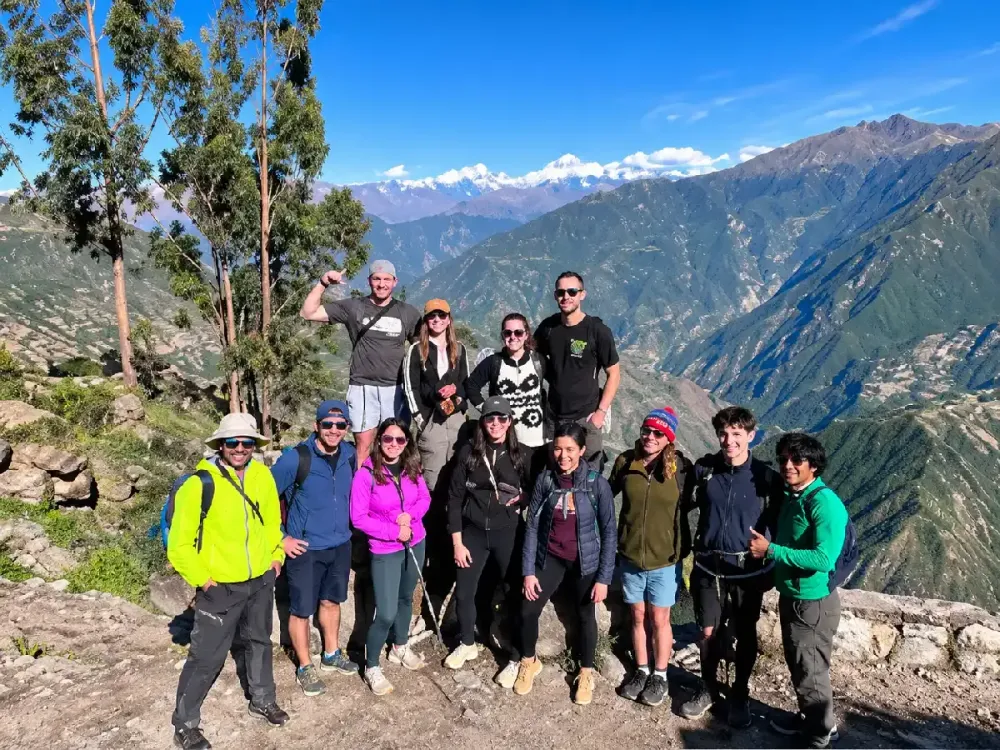 Grupo de excursionistas posa frente al majestuoso paisaje del Cañón del Colca