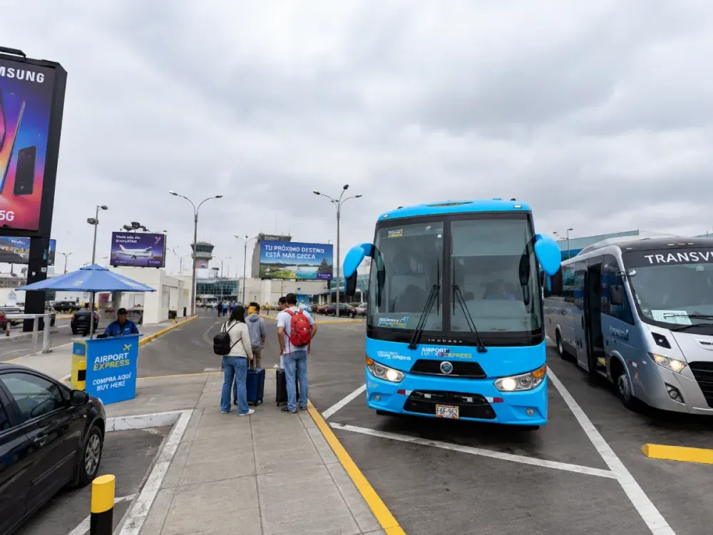 Aquí tienes la optimización para esta tercera imagen ambientada en el Aeropuerto de Lima