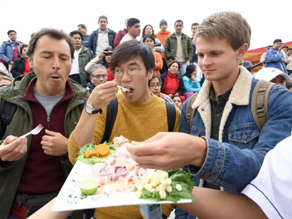 Tres turistas extranjeros degustan un auténtico ceviche peruano en una feria gastronómica.