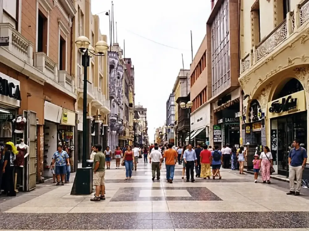 Multitud de personas caminando de día por la emblemática calle peatonal Jirón de la Unión.