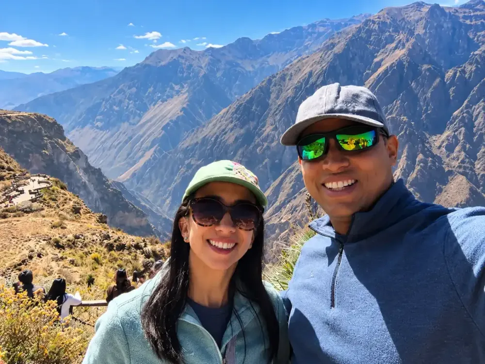 Pareja se toma un selfie sonriendo en el Mirador del Cañón del Colca, Perú