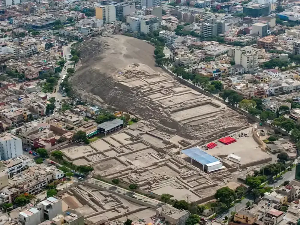 Vista aérea del complejo arqueológico de Huaca Pucllana en Miraflores Lima