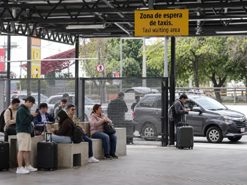 Pasajeros esperando en la zona de taxis de un aeropuerto de Lima
