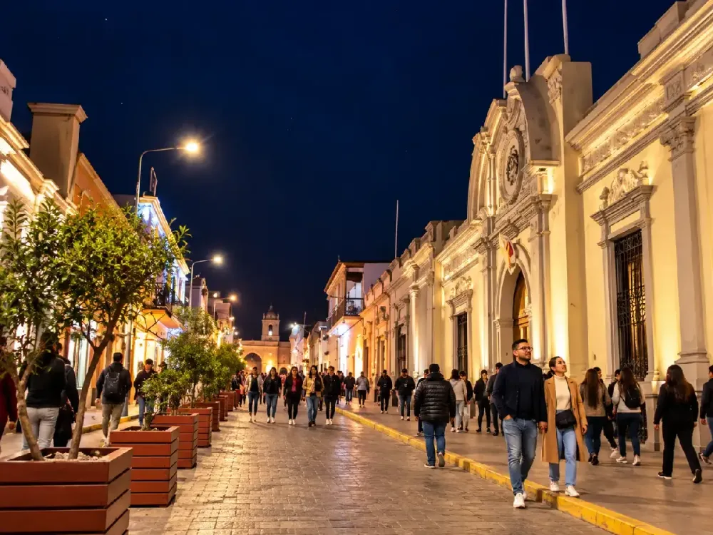 Pareja camina de la mano por una concurrida calle peatonal iluminada de noche