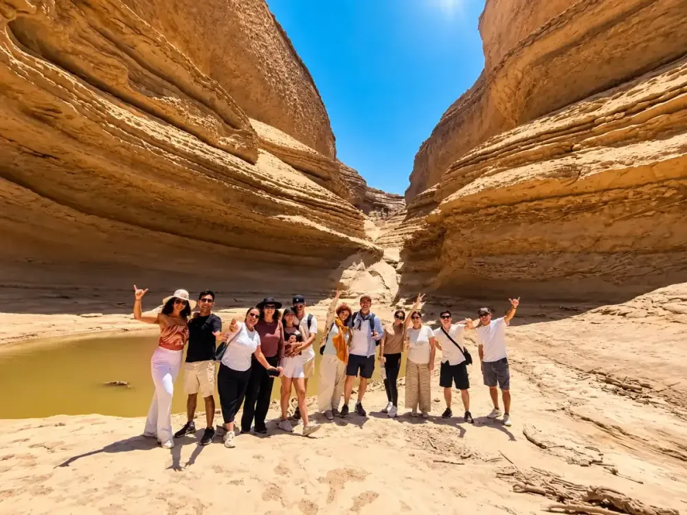 Grupo de turistas visitando el Cañón de los Perdidos en Ica, Perú