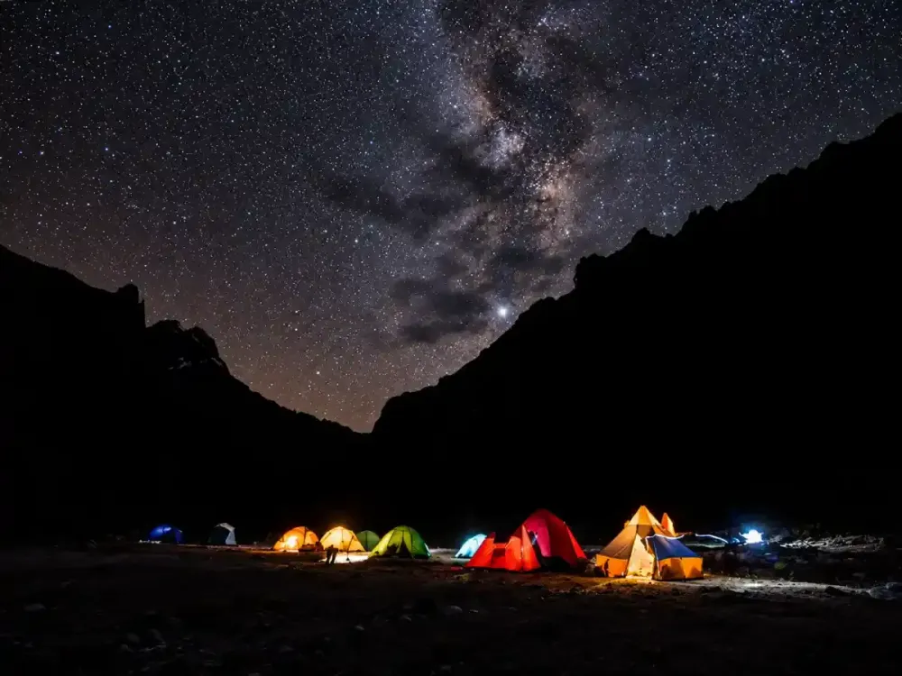 dormir en montaña Cusco.webp