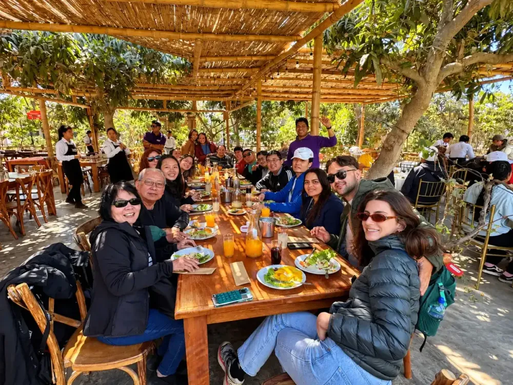 Turistas disfrutando de una experiencia gastronómica en un restaurante campestre de Ica, Perú