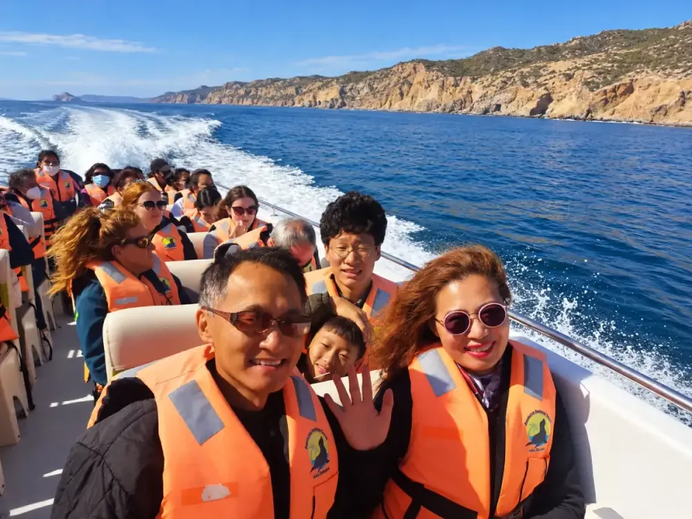 Turistas disfrutando de un paseo en lancha hacia las Islas Ballestas en Paracas, Perú.