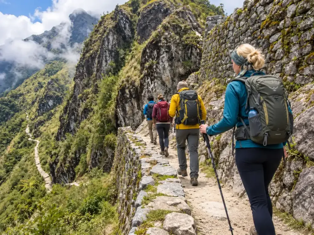 ropa para trekking Camino Inca.webp